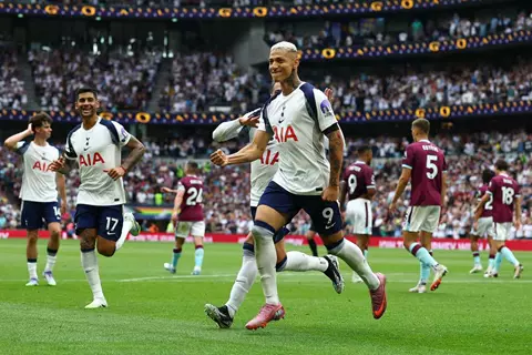 توتنهام يقهر بيرنلي.. وثلاثية سندرلاند تزين عودته للدوري الإنجليزي